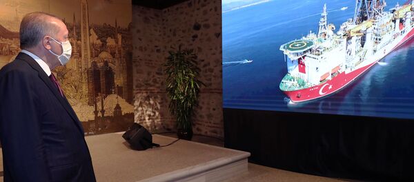 Президент Турции Реджеп Тайип Эрдоган наблюдает за турецким буровым судном Фатих во время выступления в Стамбуле (21 августа 2020). Турция - Sputnik Արմենիա