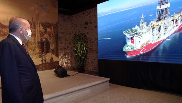 Президент Турции Реджеп Тайип Эрдоган наблюдает за турецким буровым судном Фатих во время выступления в Стамбуле (21 августа 2020). Турция - Sputnik Արմենիա