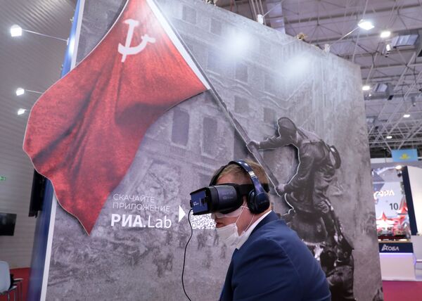 Демонстрация VR-проекта Неизвестный знаменосец гостю форума Армия-2020 на стенде МИА Россия сегодня в военно-патриотическом парке Патриот - Sputnik Армения