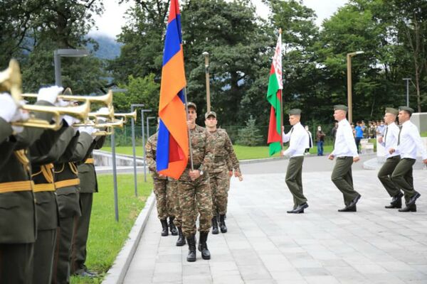Армянская команда победила на творческом конкурсе в соревнованиях АрМИ-2020 Армянская команда победила на творческом конкурсе в соревнованиях АрМИ-2020 - Sputnik Армения