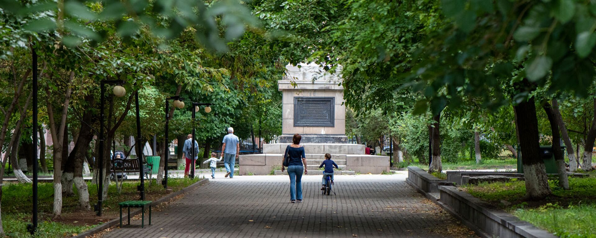 Отдыхающие в детском парке - Sputnik Армения, 1920, 15.06.2025