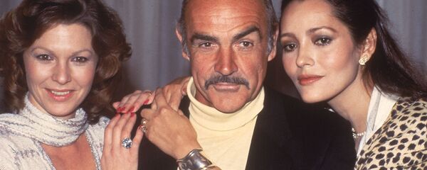 Шотландский актер Шон Коннери с актрисами Барбарой Каррерой и Памелой Сейлем, 1993 год - Sputnik Армения