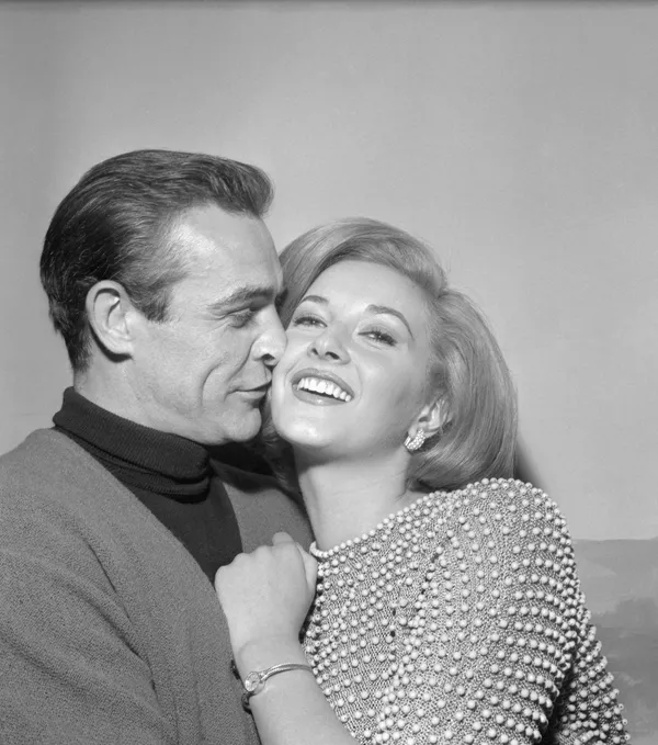 Шотландский актер Шон Коннери с итальянской актрисой Даниэлой Бианки, 1963 год Шотландский актер Шон Коннери с итальянской актрисой Даниэлой Бианки, 1963 год - Sputnik Армения