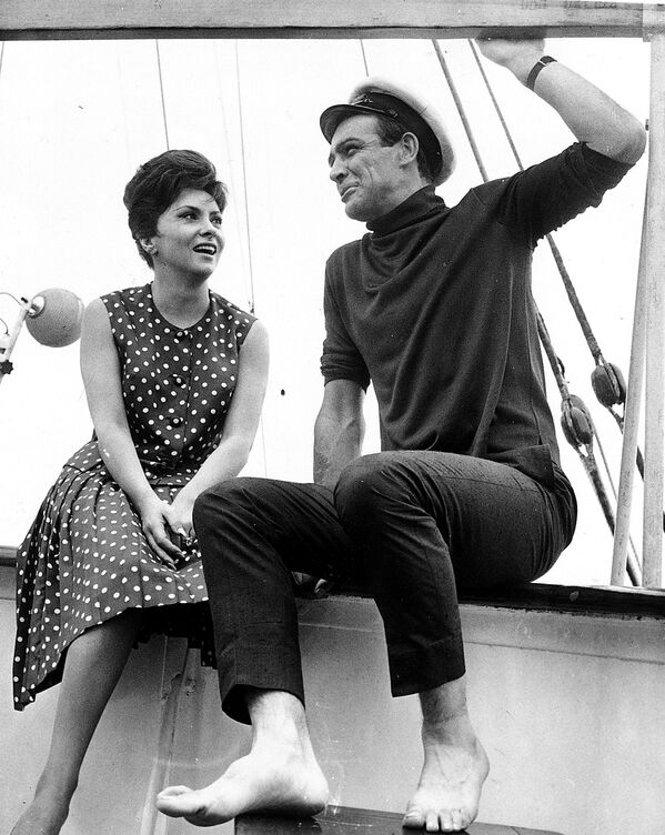 Шотландский актер Шон Коннери с итальянской актрисой Джиной Лоллобриджидой, 1963 год - Sputnik Армения