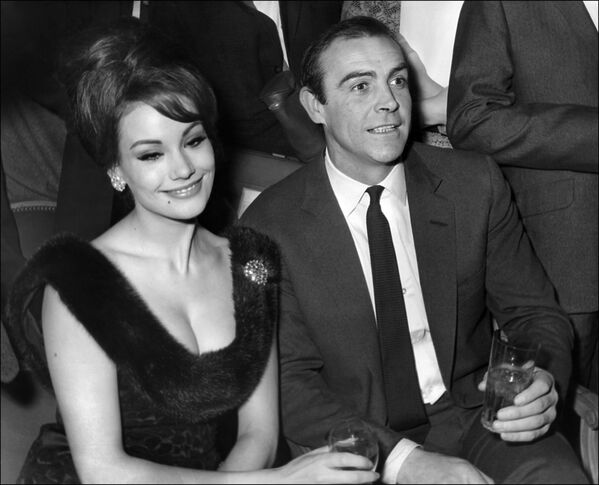 Шон Коннери и французская актриса Клодин Оже на пресс-конференции в Париже, 1965 год - Sputnik Армения