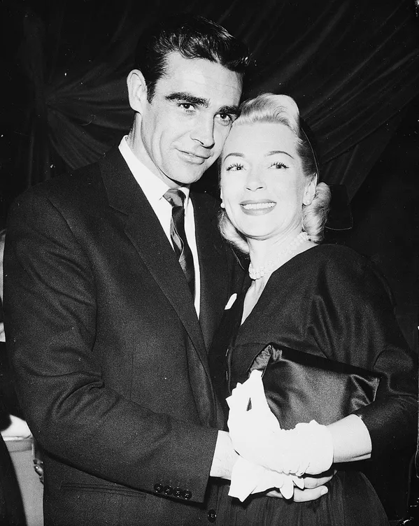 Актеры Шон Коннери и Лана Тернер во время премьеры фильма в Лондоне, 1957 год Актеры Шон Коннери и Лана Тернер во время премьеры фильма в Лондоне, 1957 год - Sputnik Армения