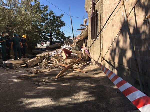 Жильцам обрушившегося дома в Ереване дадут временное жилье, судьба здания под вопросом - Sputnik Армения