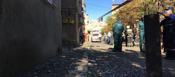 Спасатели на месте взрыва газа на улице Райниса (26 августа 2020). Еревaн - Sputnik Արմենիա