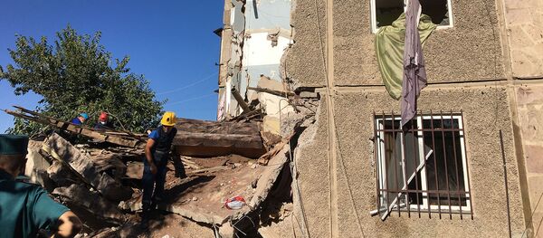 Спасатели на месте взрыва газа на улице Райниса (26 августа 2020). Еревaн Спасатели на месте взрыва газа на улице Райниса (26 августа 2020). Еревaн - Sputnik Արմենիա