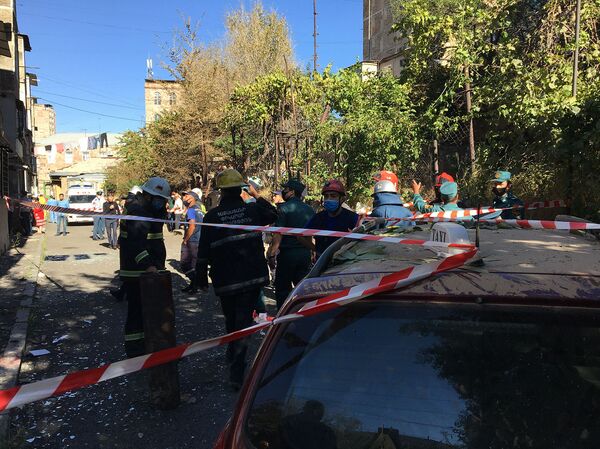 Двух человек извлекли из-под завалов дома в Ереване: Пашинян сообщил детали – видео - Sputnik Армения