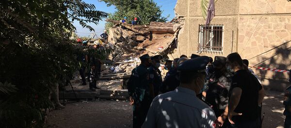 Спасатели на месте взрыва газа на улице Райниса (26 августа 2020). Еревaн - Sputnik Արմենիա