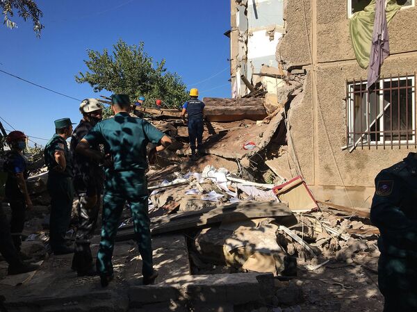 Удалось избежать огромной беды: репортаж с места взрыва и обрушения дома в Ереване Удалось избежать огромной беды: репортаж с места взрыва и обрушения дома в Ереване - Sputnik Армения