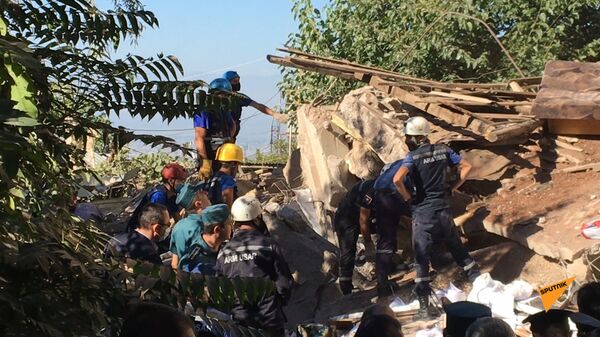 Среди спасенных – двое новорожденных: очевидцы об обрушении здания в Ереване – видео  - Sputnik Армения