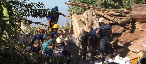 Сотрудники МЧС Армении на месте взрыва газа в Ереване - Sputnik Արմենիա