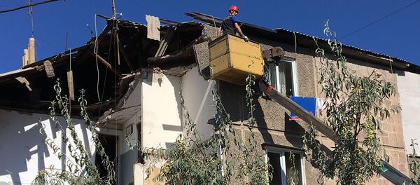 Спасатели на месте взрыва газа на улице Райниса (26 августа 2020). Еревaн - Sputnik Армения