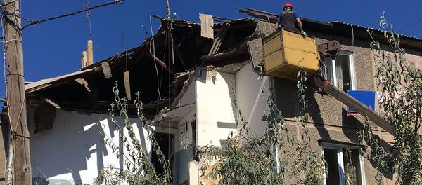 Спасатели на месте взрыва газа на улице Райниса (26 августа 2020). Еревaн - Sputnik Армения