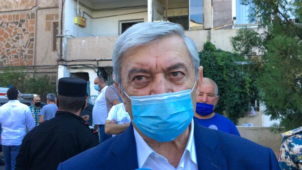 Министр по чрезвычайным ситуациям Феликс Цолакян на месте взрыва газа на улице Райниса (26 августа 2020). Еревaн - Sputnik Արմենիա