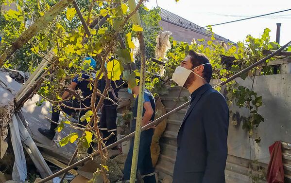 Мэр Еревана Айк Марутян на месте взрыва газа на улице Райниса (26 августа 2020). Еревaн - Sputnik Армения