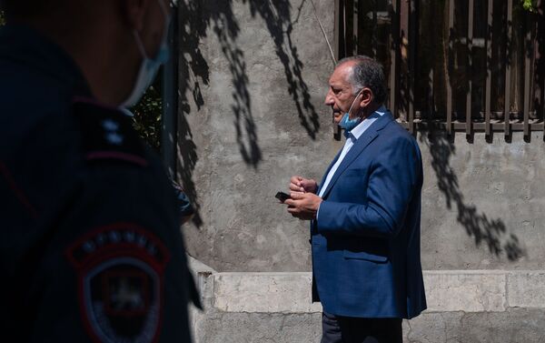 Советник мэра Еревана Камо Ареян на месте взрыва газа на улице Райниса (26 августа 2020). Еревaн - Sputnik Армения