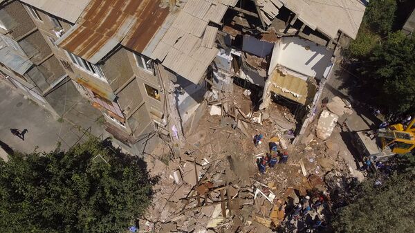Удалось избежать огромной беды: репортаж с места взрыва и обрушения дома в Ереване Удалось избежать огромной беды: репортаж с места взрыва и обрушения дома в Ереване - Sputnik Армения