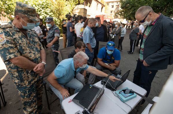 Специалисты Армяно-российского центра гуманитарного реагирования на месте взрыва газа на улице Райниса (26 августа 2020). Еревaн - Sputnik Армения