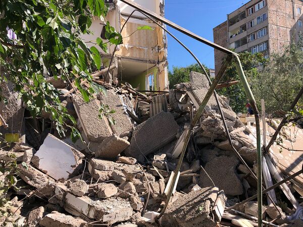 Удалось избежать огромной беды: репортаж с места взрыва и обрушения дома в Ереване Удалось избежать огромной беды: репортаж с места взрыва и обрушения дома в Ереване - Sputnik Армения