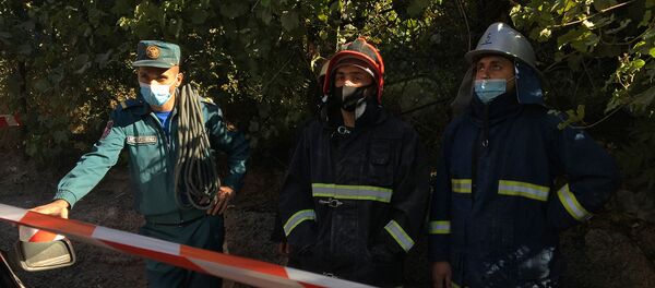 Спасатели на месте взрыва газа на улице Райниса (26 августа 2020). Еревaн - Sputnik Արմենիա