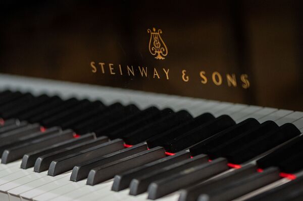 Ինչպես Տիգրան Մանսուրյանը փորձարկեց թանկարժեք ռոյալը. մաեստրոյի երիտասարդության գաղտնիքը Ինչպես Տիգրան Մանսուրյանը փորձարկեց թանկարժեք ռոյալը. մաեստրոյի երիտասարդության գաղտնիքը - Sputnik Արմենիա