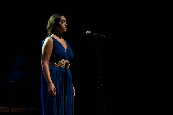 Маэстро Мансурян опробовал новый рояль и рассказал о скромном даре для Данте Маэстро Мансурян опробовал новый рояль и рассказал о скромном даре для Данте - Sputnik Армения