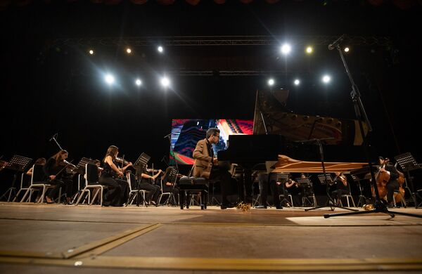 Маэстро Мансурян опробовал новый рояль и рассказал о скромном даре для Данте Маэстро Мансурян опробовал новый рояль и рассказал о скромном даре для Данте - Sputnik Армения