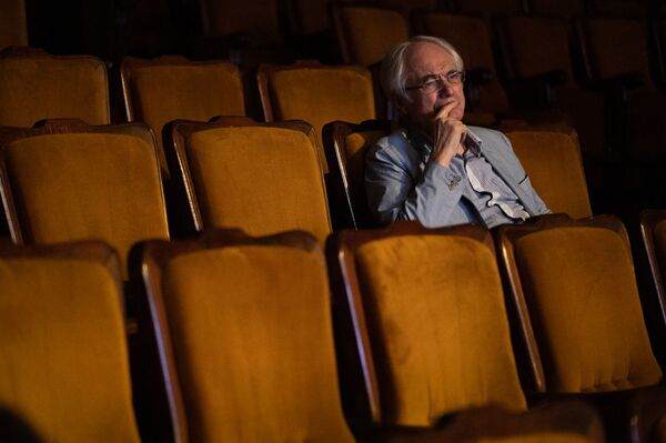 Маэстро Мансурян опробовал новый рояль и рассказал о скромном даре для Данте Маэстро Мансурян опробовал новый рояль и рассказал о скромном даре для Данте - Sputnik Армения