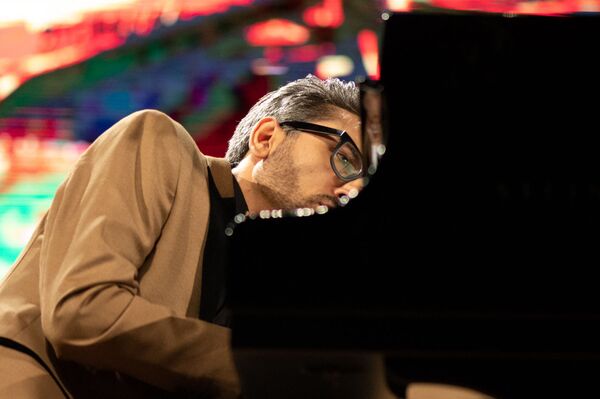 Маэстро Мансурян опробовал новый рояль и рассказал о скромном даре для Данте Маэстро Мансурян опробовал новый рояль и рассказал о скромном даре для Данте - Sputnik Армения