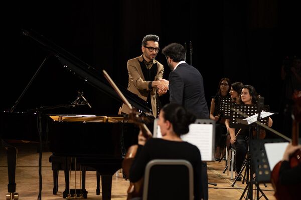 Маэстро Мансурян опробовал новый рояль и рассказал о скромном даре для Данте Маэстро Мансурян опробовал новый рояль и рассказал о скромном даре для Данте - Sputnik Армения