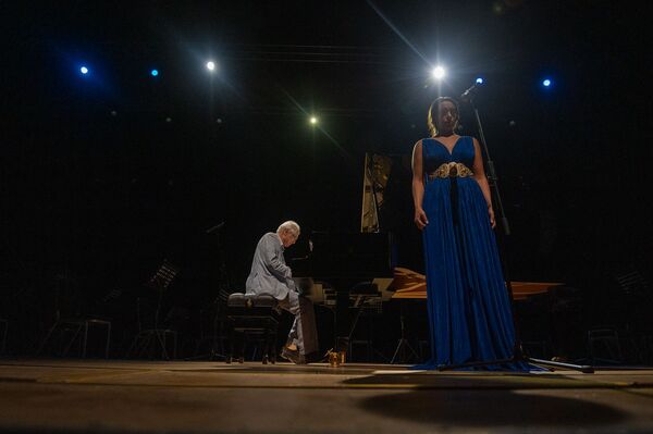 Маэстро Мансурян опробовал новый рояль и рассказал о скромном даре для Данте Маэстро Мансурян опробовал новый рояль и рассказал о скромном даре для Данте - Sputnik Армения