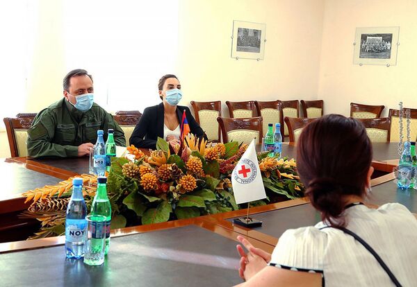 ՊՆ–ում Կարմիր խաչի պատվիրակությանն են ընդունել և քննարկել Ադրբեջանում հայտնված սպայի հարցը ՊՆ–ում Կարմիր խաչի պատվիրակությանն են ընդունել և քննարկել Ադրբեջանում հայտնված սպայի հարցը - Sputnik Արմենիա