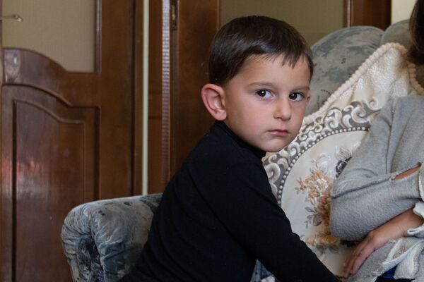 А когда папа вернется? Жену офицера Гургена Алавердяна возмутило видео из Азербайджана - Sputnik Армения