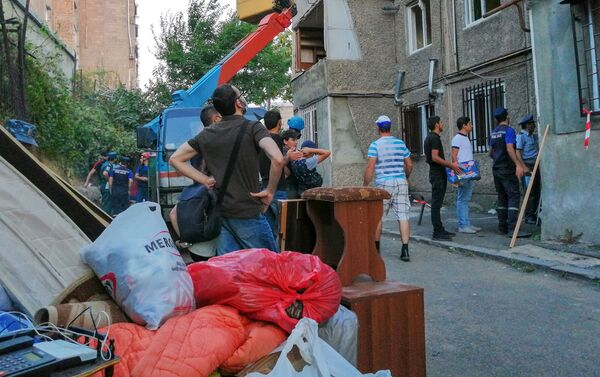 Ситуация у жилого дома по улице Райниса на следующий день после взрыва (27 августа 2020). Еревaн - Sputnik Армения
