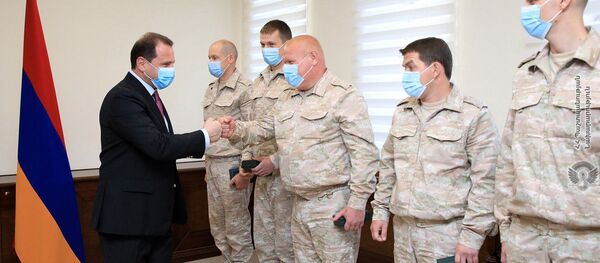 Министр обороны РА Давид Тоноян наградил российских военнослужащих (28 августа 2020). Еревaн Министр обороны РА Давид Тоноян наградил российских военнослужащих (28 августа 2020). Еревaн - Sputnik Արմենիա