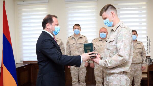 Министр обороны РА Давид Тоноян наградил российских военнослужащих (28 августа 2020). Еревaн - Sputnik Արմենիա