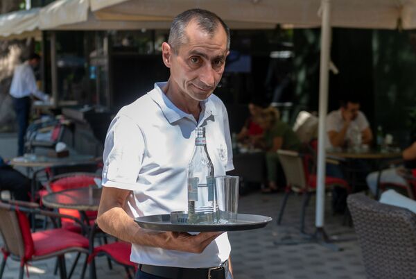 Փաշինյանի սիրելի սեղանը հանել են․ ի՞նչ գիտի վարչապետի անվանակից մատուցողը նրա մասին Փաշինյանի սիրելի սեղանը հանել են․ ի՞նչ գիտի վարչապետի անվանակից մատուցողը նրա մասին - Sputnik Արմենիա