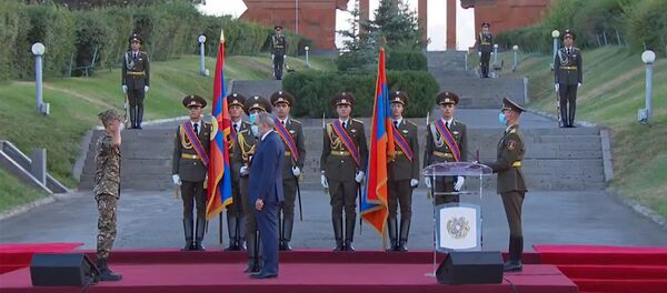 Рядовой Эдгар Постолокян получает орден Боевой крест на церемонии награждения участников июльских столкновений на армяно-азербайджанской границе (28 августа 2020). Сардарапат - Sputnik Армения