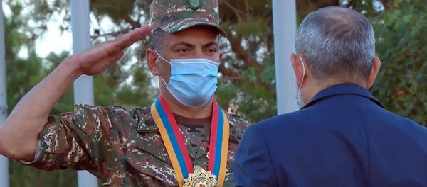 Герой Армении, капитан Рубен Санамян получает орден Отечества на церемонии награждения участников июльских столкновений на армяно-азербайджанской границе (28 августа 2020). Сардарапат Герой Армении, капитан Рубен Санамян получает орден Отечества на церемонии награждения участников июльских столкновений на армяно-азербайджанской границе (28 августа 2020). Сардарапат - Sputnik Արմենիա