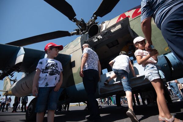 Посетители авиашоу на российской военной базе аэродрома Эребуни (28 августа 2020). Еревaн - Sputnik Армения