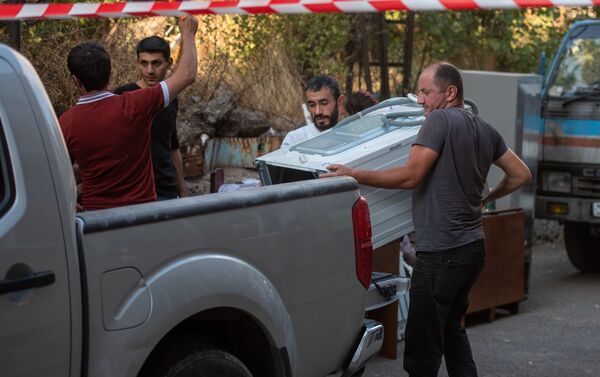 Жители обрушившегося в Ереване здания вывозят уцелевшие вещи (28 августа 2020). Еревaн - Sputnik Армения