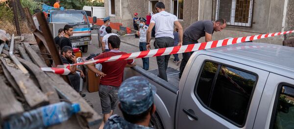 Жители обрушившегося в Ереване здания вывозят уцелевшие вещи (28 августа 2020). Еревaн Жители обрушившегося в Ереване здания вывозят уцелевшие вещи (28 августа 2020). Еревaн - Sputnik Արմենիա