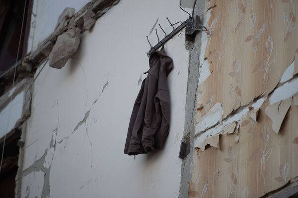 «Աչքերս փակում եմ, նորից վերապրում էդ սարսափը». փլուզված շենքի կարմիր ժապավենից այն կողմ - Sputnik Արմենիա