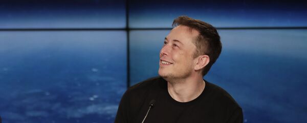 Генеральный директор Tesla и SpaceX Илон Маск на пресс-конференции после успешного запуска тяжелой ракеты Falcon 9 SpaceX (6 февраля 2018). Флорида - Sputnik Армения