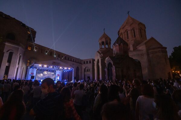 Ռուբեն Հախվերդյանի 70-ամյակին նվիրված համերգ Սուրբ Կաթողիկե եկեղեցու բակում, Երևան - Sputnik Արմենիա