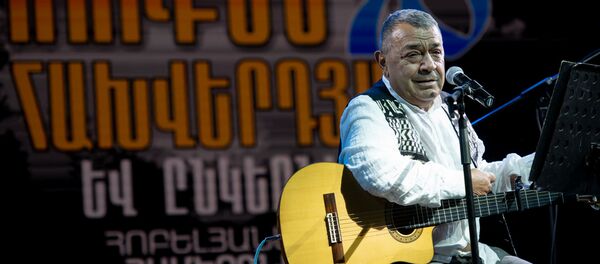 Рубен Ахвердян на концерте в честь своего 70-летия во дворе церкви Сурб Катогике (29 августа 2020). Еревaн - Sputnik Армения