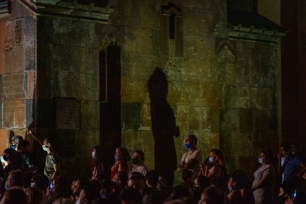 Зрители слушают песню Поэты и псы в исполнении Гагика Шибояна во дворе церкви Сурб Катогике (29 августа 2020). Еревaн - Sputnik Армения